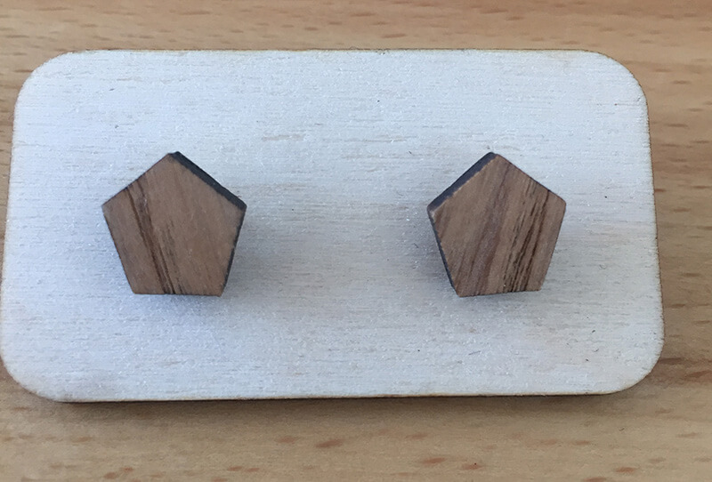 Drevené náušnice - vzor 20 (šírka 1,8 cm x výška 2,1 cm)