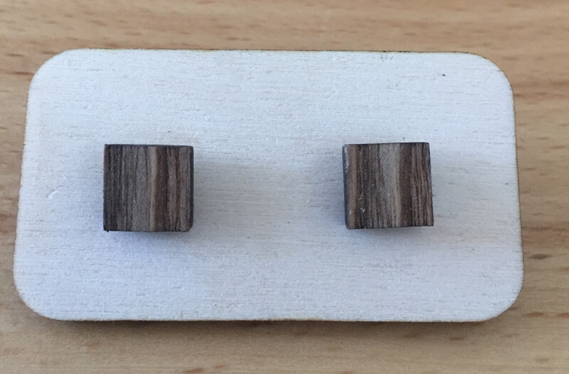 Drevené náušnice - vzor 21 (šírka 1,8 cm x výška 1,8 cm)