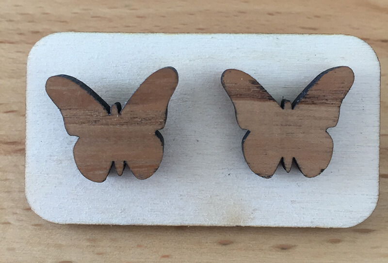 Drevené náušnice - vzor 3 (šírka v najširšej časti 2,9 cm x výška 2,6 cm)