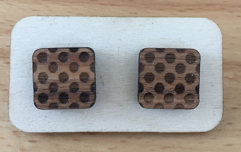 Drevené náušnice - vzor 8 (šírka 2,5 cm x výška 2,5 cm)