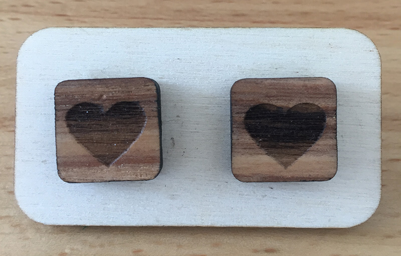 Drevené náušnice - vzor 9 (šírka 2,5 cm x výška 2,5 cm)