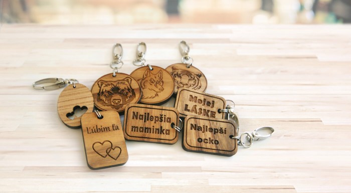 Drevené kľúčenky s rôznymi vzormi