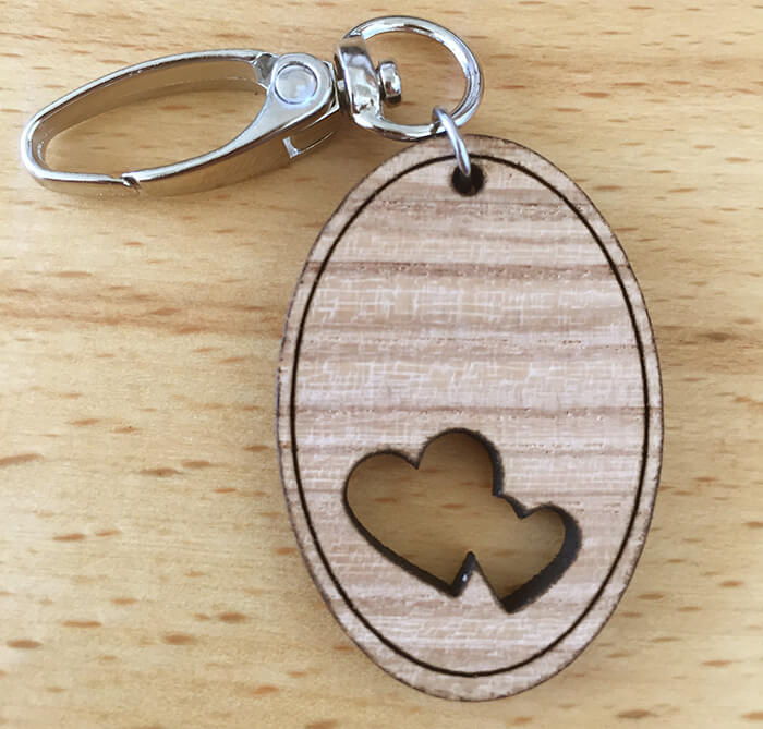 Drevený prívesok na kľúče - Srdiečka