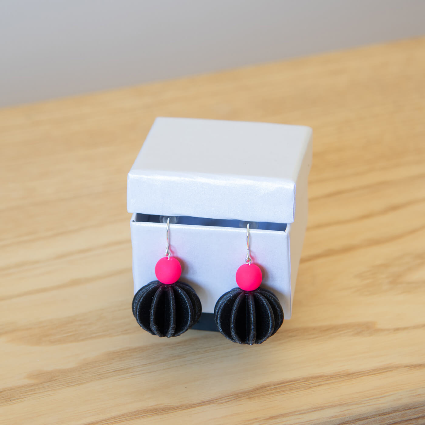 Visiace náušnice Moonica - Pink