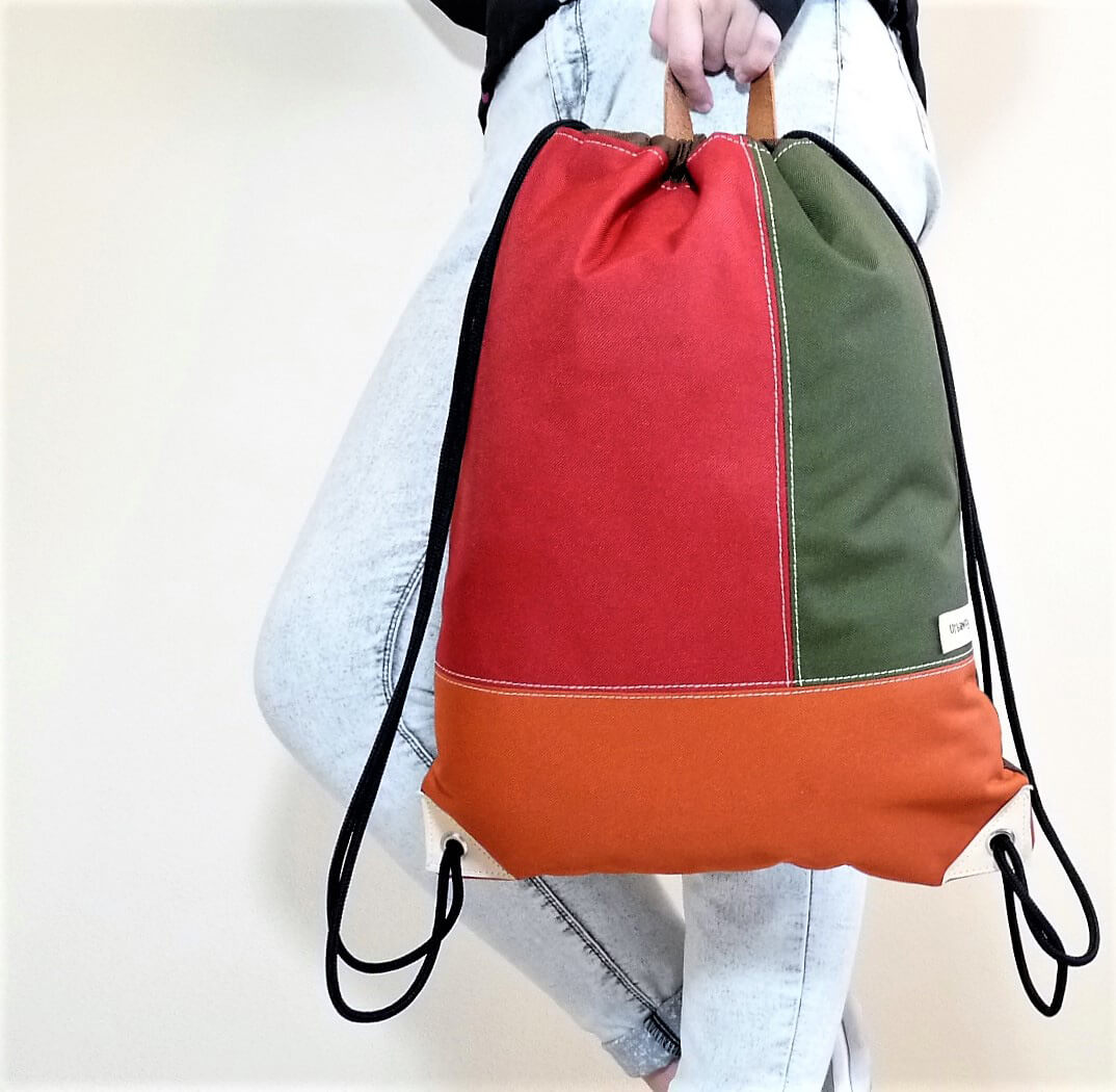 Batoh so šnúrkami - červeno-zeleno-hnedý