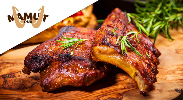 Megaporcia grilovaných rebierok v Mamut pube
