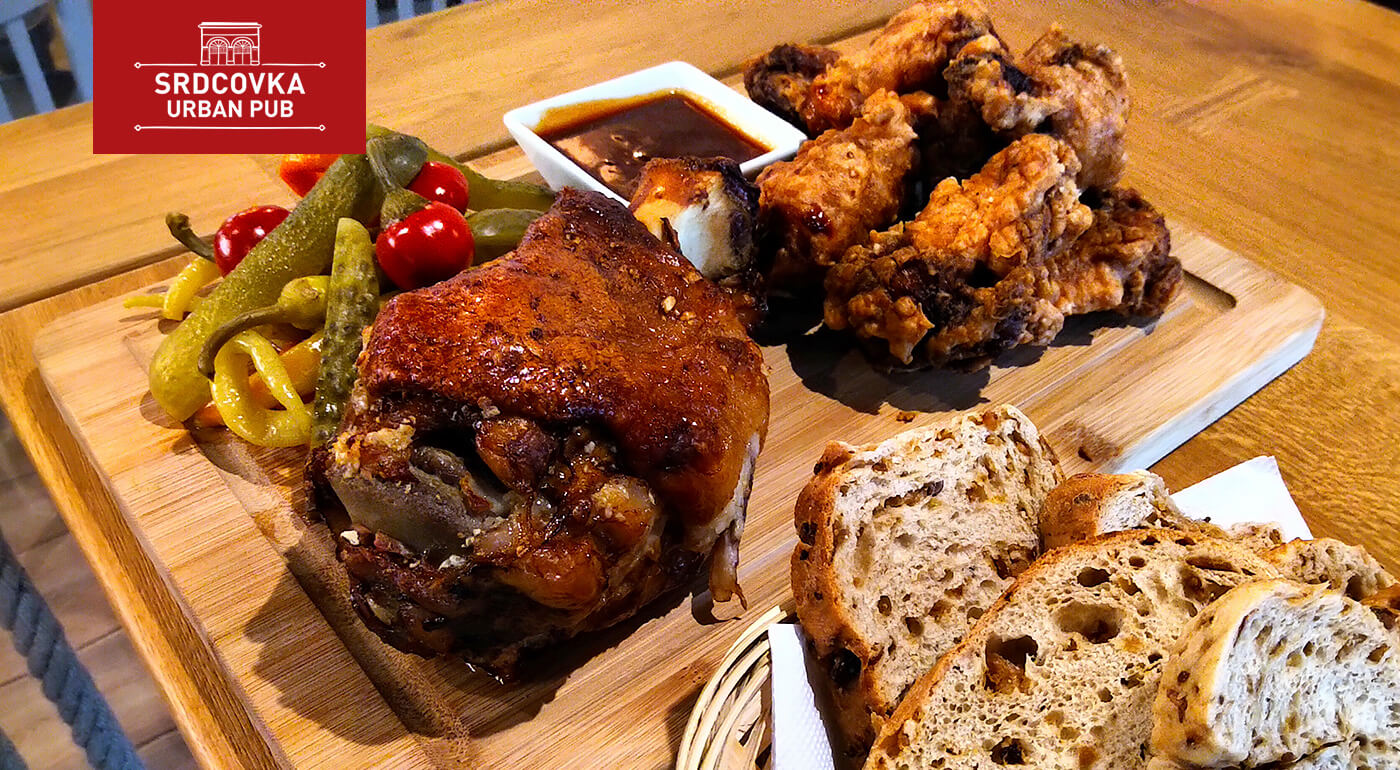 Pečené koleno a krídelká v Srdcovka Urban Pube