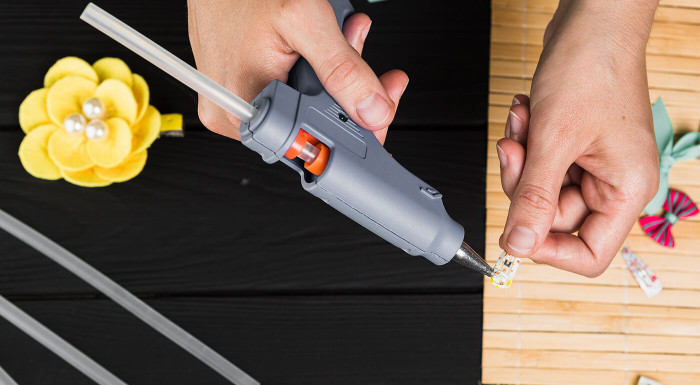 Hybridná alebo nabíjateľná tavná pištoľ