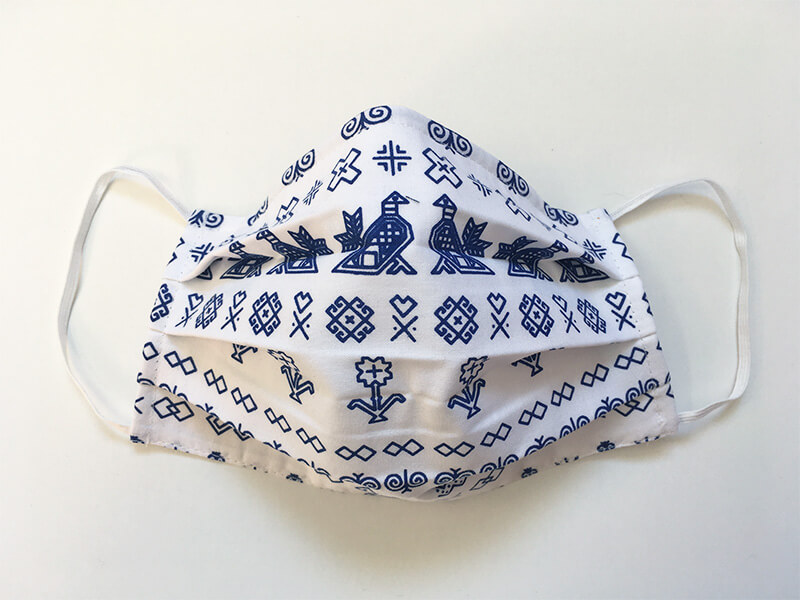 Bavlnené rúško s plieškom na nose pre dospelého - vzor Čičmany biele