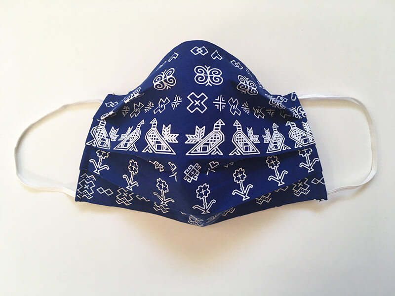 Bavlnené rúško s plieškom na nose pre dospelého - vzor Čičmany tmavomodré