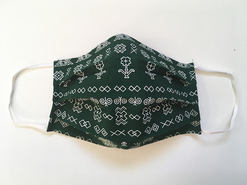 Bavlnené rúško s plieškom na nose pre dospelého - vzor Čičmany tmavozelené