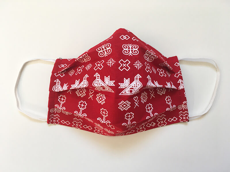 Bavlnené rúško s plieškom na nose pre dospelého - vzor Čičmany červené