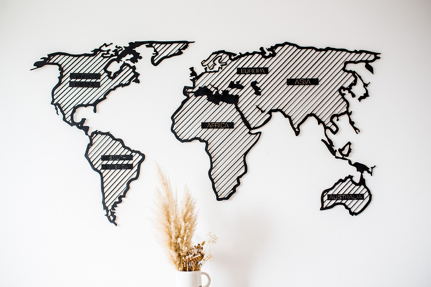 Drevená mapa sveta LINE L Adventurer (s názvami kontinentov) - rozmery 150 x 77 cm