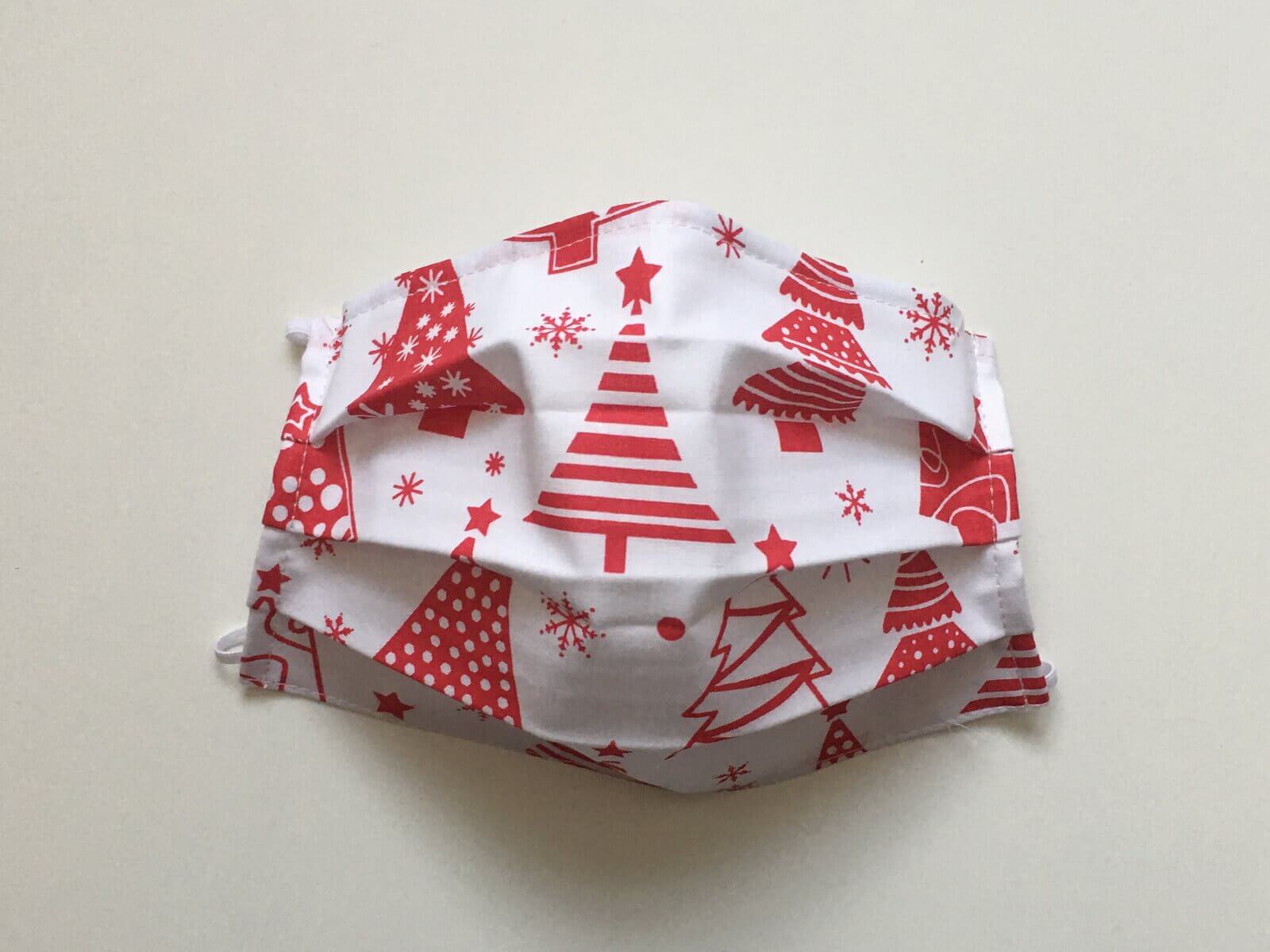 Bavlnené rúško biele s červenými vianočnými stromčekmi