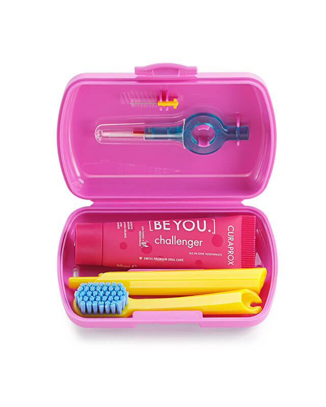 Set Pink- skladacia zubná kefka CS 5460, pasta CURAPROX BE YOU, medzizubné kefky, držiak a krytka na medzizubné kefky
