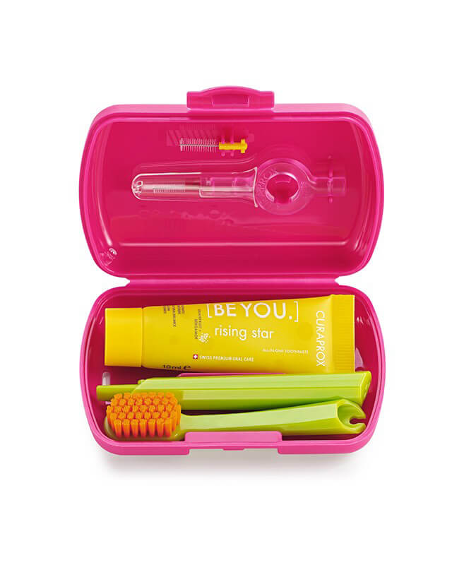 Set Red- skladacia zubná kefka CS 5460, pasta CURAPROX BE YOU, medzizubné kefky, držiak a krytka na medzizubné kefky