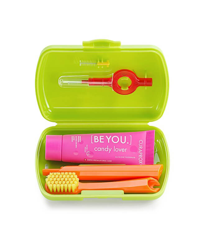 Set Green- skladacia zubná kefka CS 5460, pasta CURAPROX BE YOU, medzizubné kefky, držiak a krytka na medzizubné kefky