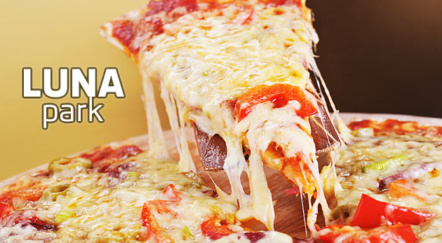 Chrumkavá pizza (500 g) podľa vášho želania v pivárni Lunapark v Petržalke.
