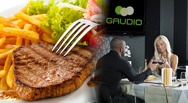 Obložená misa pre dve alebo štyri osoby. Pestrá ponuka: tri druhy mäsa a bohatá príloha.