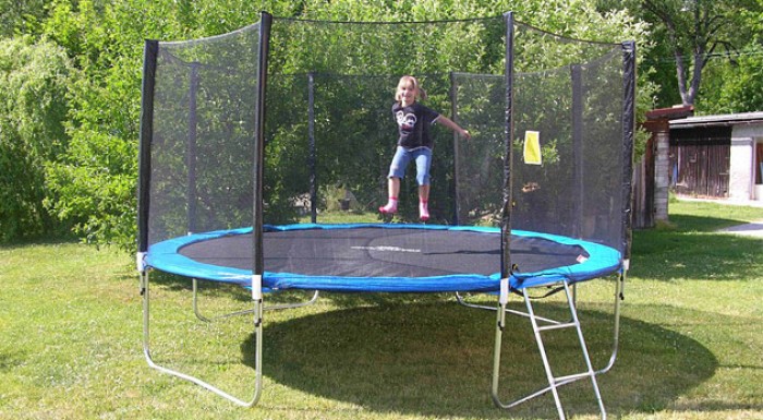 Skákacia trampolína CrazyJump so sieťkou a schodíkmi - skvelá zábava pre vaše ratolesti.