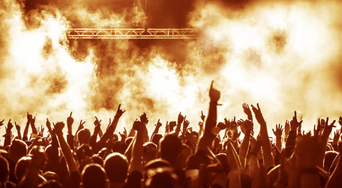 Lístok na AC/DC s ubytovaním v hoteli 4*Mama Shelt