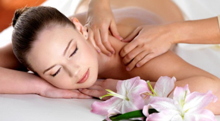 Koniec únave, depresii a bolestiam! Čaká na vás hodinová masáž podľa výberu: celotelová alebo klasická masáž s reflexnou masážou chodidiel. 