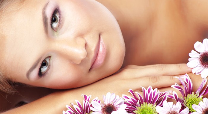 Kompletné hĺbkové ošetrenie pleti s masážou a výživnou maskou v trvaní 60 minút. 