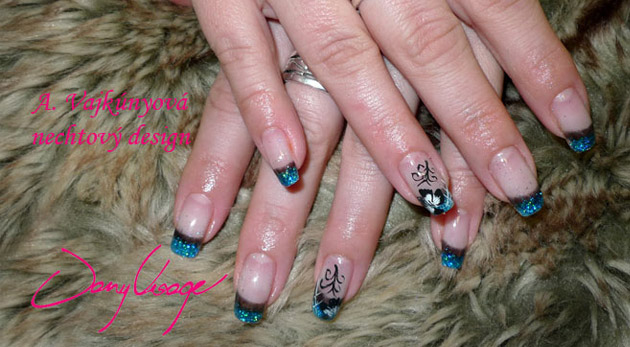 Spevnenie nechtov gélom so zdobením na rukách či nohách.