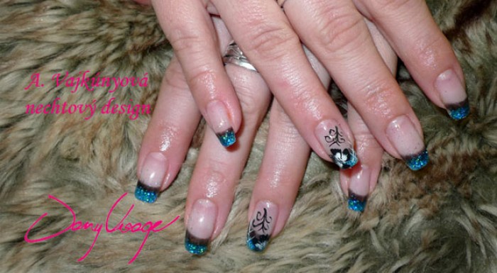 Spevnenie nechtov gélom so zdobením na rukách či nohách.