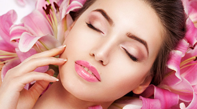 Liftingové ošetrenie pleti s ultrazvukovým ozonizérom pre dokonalé čistú a hladkú pleť.