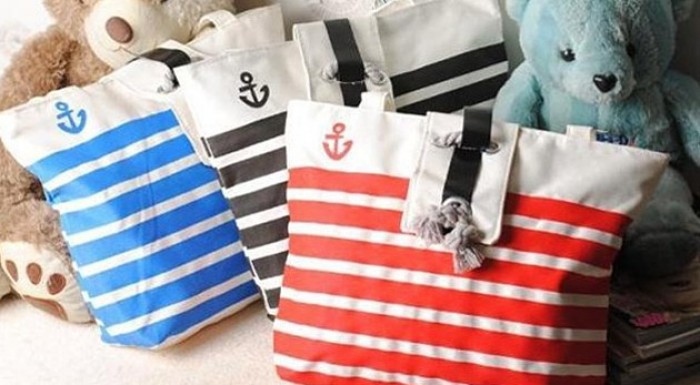 Trendová plátená kabela s nadčasovým námorníckym vzorom.