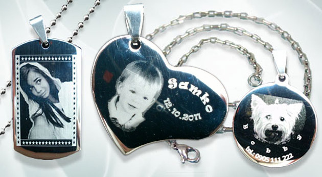 Prívesok s gravírovaním vlastného obrázku alebo textu a retiazka z chirurgickej ocele.