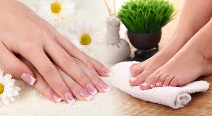 Klasická manikúra alebo mokrá pedikúra. Hebké ruky, krásne nechty a upravené chodidlá.
