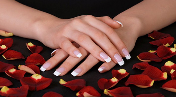 Gelová modeláž nechtov so zdobením podľa želania. 