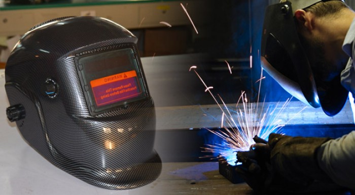 Kvalitná samostmievacia zváračská kukla KLEIN s náhradnými ochrannými sklíčkami filtra.