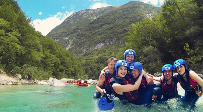 Zažite neopakovateľné chvíle a vzrušujúce okamihy pri splavovaní smaragdovej rieky Soča v Slovinsku.