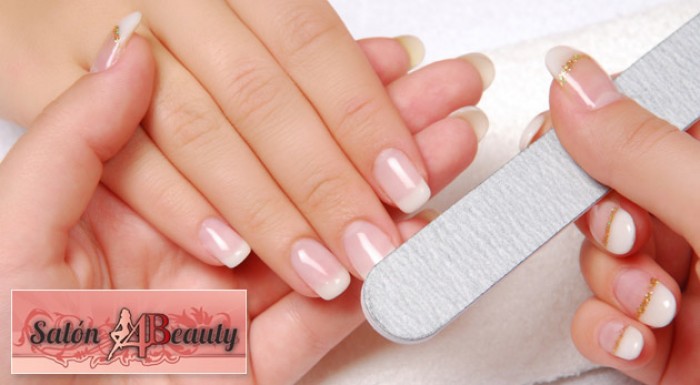 Japonská manikúra - ošetrenie, ktoré zocelí vaše nechty a prepožičia im nádherný lesk.
