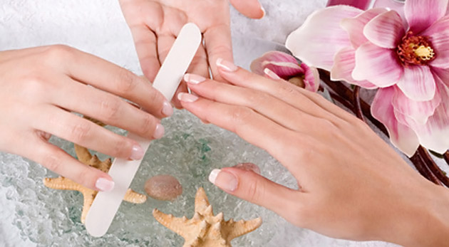 Výživná japonská manikúra pre prirodzene krásne nechty.