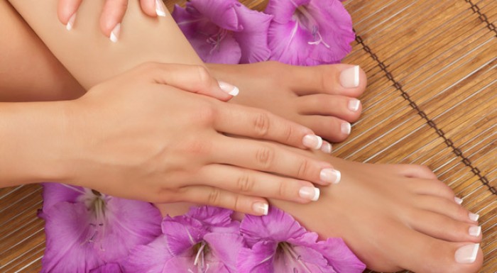 Gélové nechty na rukách i nohách so zdobením v Salóne Colossal.