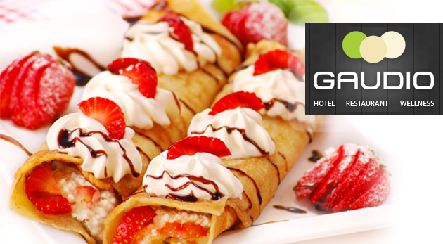 Sladké palacinky s jablkami, karamelom a šľahačkou