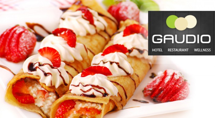 Sladké palacinky s jablkami, karamelom a šľahačkou