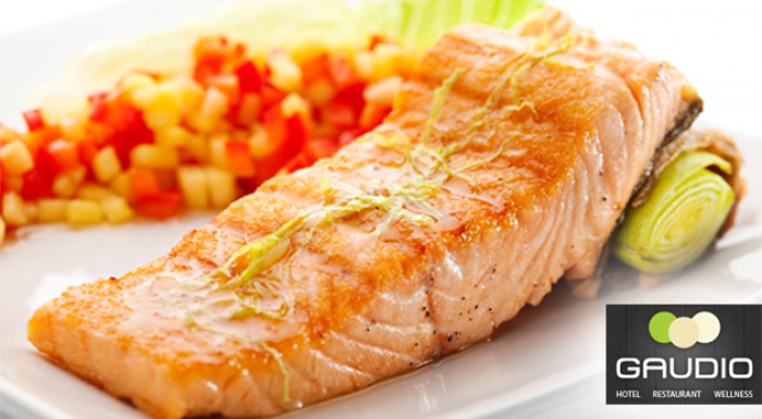 Lahodný steak z lososa so zemiakmi a šalátom