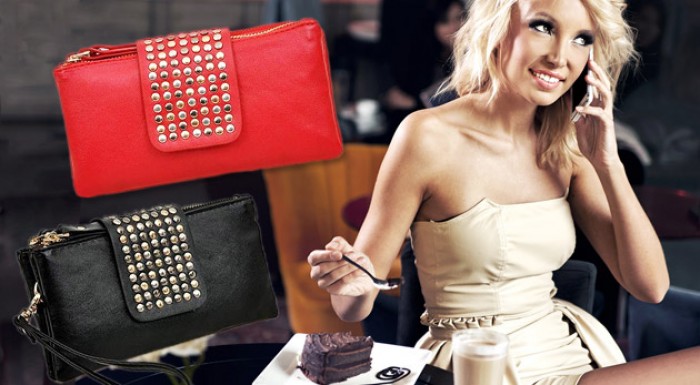 Šikovná kabelka do ruky s kovovými cvočkami