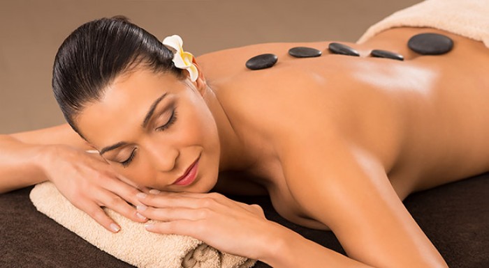 Klasická masáž, lávové kamene alebo permanentka