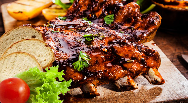 Grilované rebrá a krídelká v Dúbravke