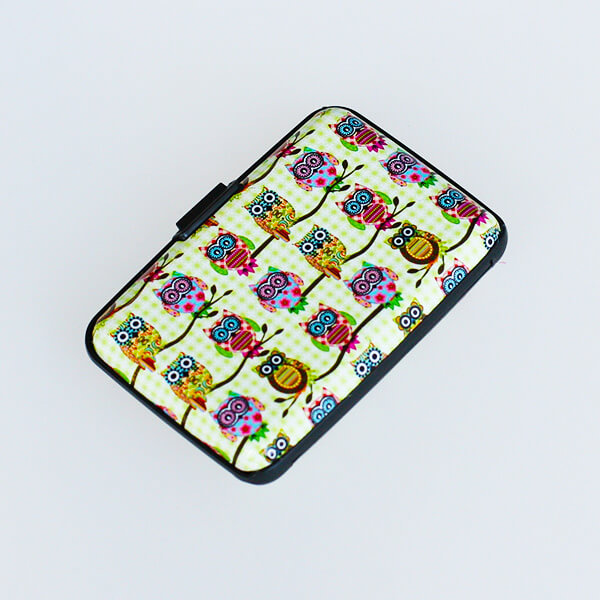 Alumíniové púzdro na doklady - Sovy na zeleno-bielom pozadí