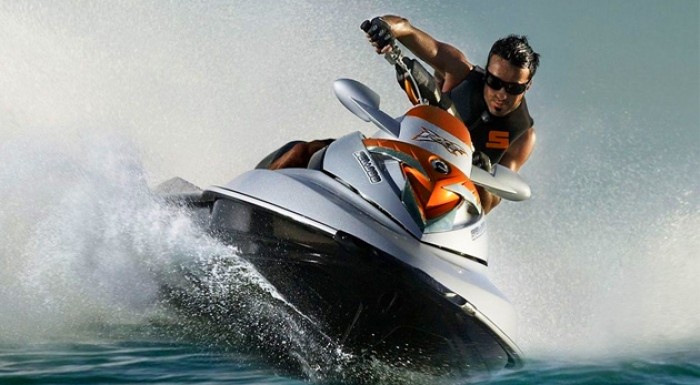 Jazda na vodnom skútri