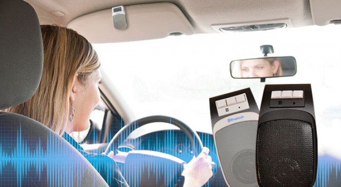 Praktické handsfree do auta s USB nabíjačkou