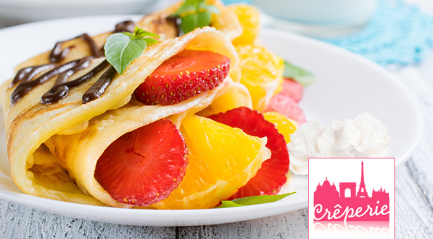 Lahodná palacinka s dvoma plnkami a s nápojom