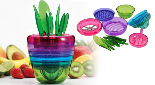 Praktický odšťavovač a krájač ovocia